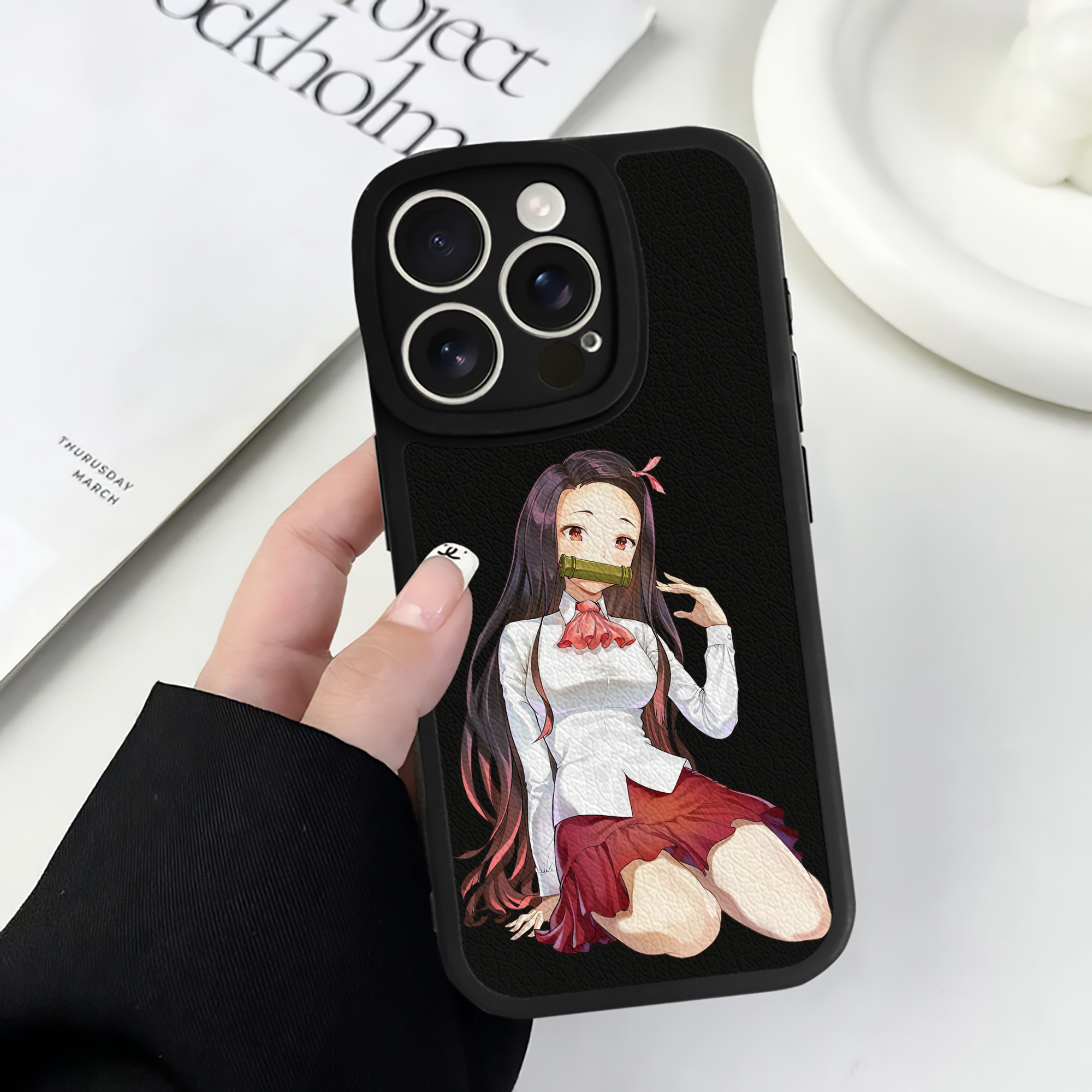 （画像用） 鬼滅の刃（きめつのやいば）竈門 禰󠄀豆子／かまど ねずこ Kamado Nezuko 【iPhone 16シリーズ対応】シリコンスマホケース（レザー調） 材質：シリコン